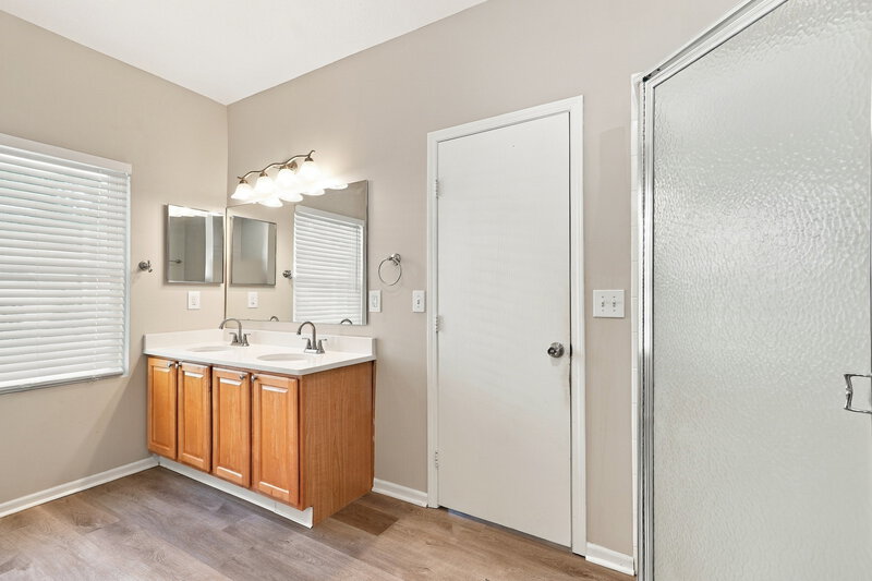 2,450/Mo, 4043 Summerstone Dr Columbus, OH 43230 Primary Bathroom View