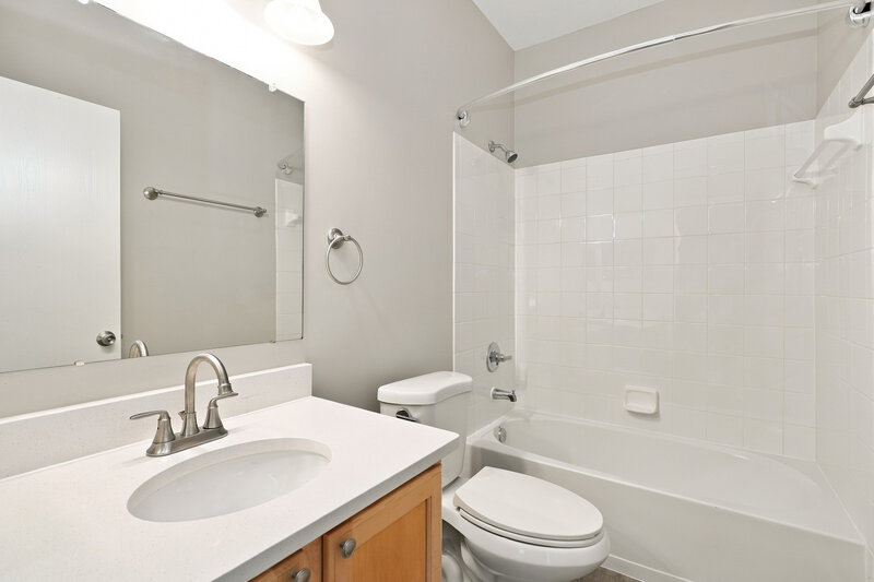 2,450/Mo, 4043 Summerstone Dr Columbus, OH 43230 Bathroom View