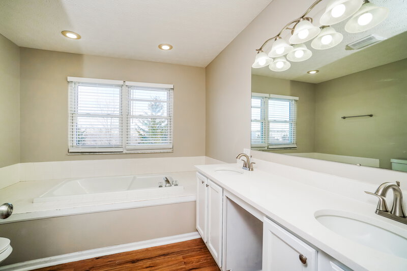 3,010/Mo, 5065 McIntosh St Groveport, OH 43125 Main Bathroom View