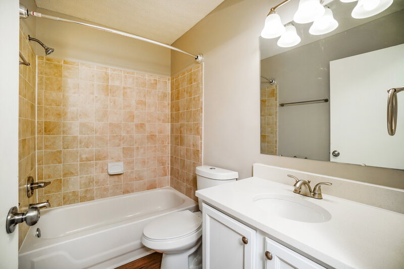 3,010/Mo, 5065 McIntosh St Groveport, OH 43125 Bathroom View