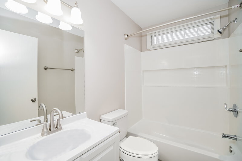 1,800/Mo, 8513 Arlen Dr Blacklick, OH 43004 Bathroom View