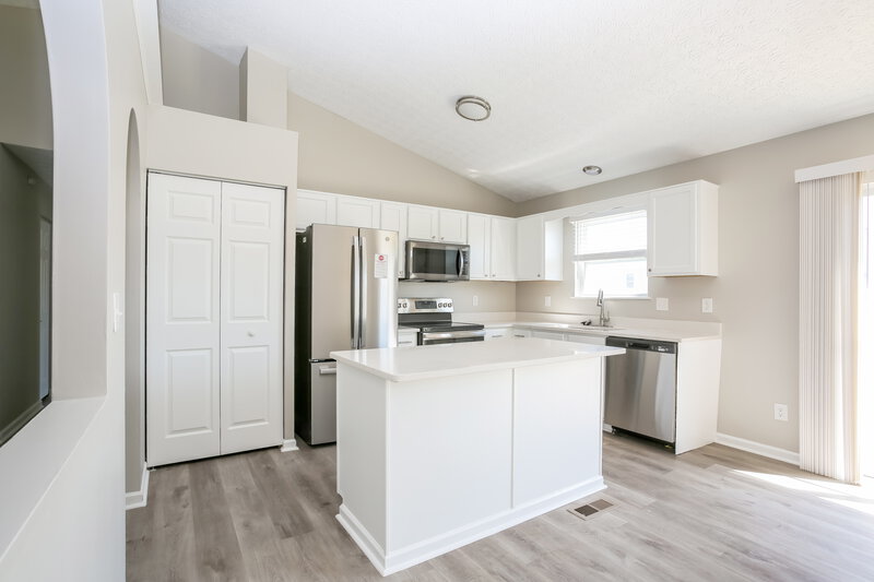 2,375/Mo, 6369 Bellinger Dr Galloway, OH 43119 Kitchen View 2