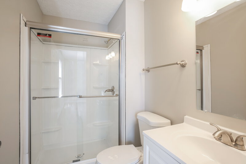 2,375/Mo, 6369 Bellinger Dr Galloway, OH 43119 Main Bathroom View
