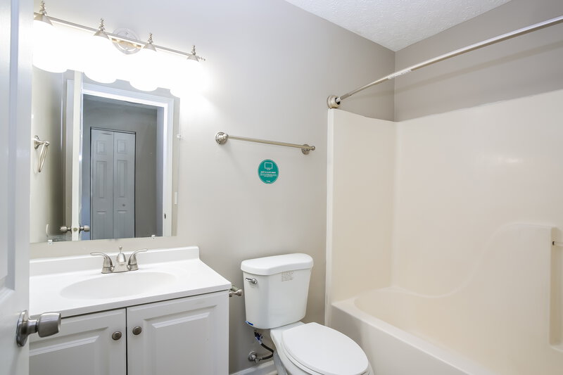 2,375/Mo, 6369 Bellinger Dr Galloway, OH 43119 Bathroom View