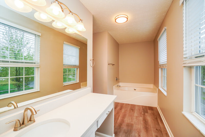 2,050/Mo, 591 Ablemarle Cir Delaware, OH 43015 Main Bathroom View