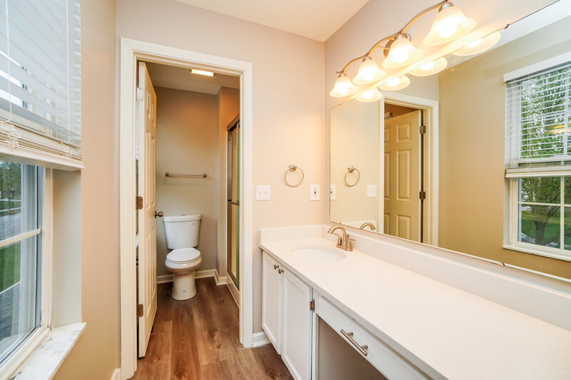 2,050/Mo, 591 Ablemarle Cir Delaware, OH 43015 Bathroom View