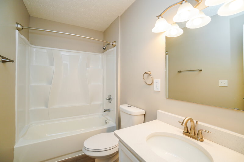 2,050/Mo, 591 Ablemarle Cir Delaware, OH 43015 Bathroom View 2