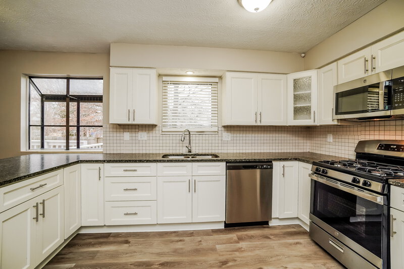 2,045/Mo, 1658 Sandy Side Dr Columbus, OH 43235 Kitchen View 3