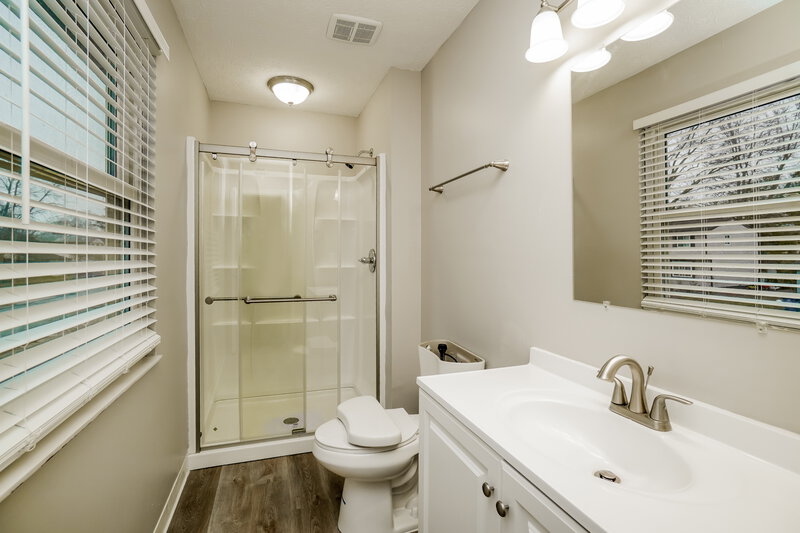 2,045/Mo, 1658 Sandy Side Dr Columbus, OH 43235 Main Bathroom View