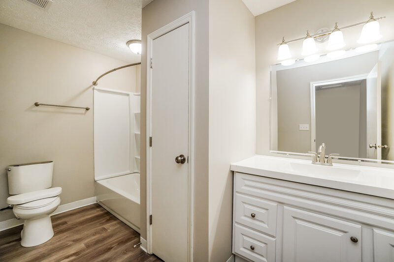 2,045/Mo, 1658 Sandy Side Dr Columbus, OH 43235 Bathroom View