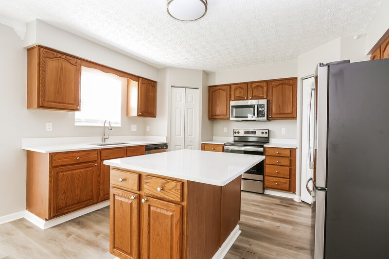 2,395/Mo, 1035 Drayson Dr Galloway, OH 43119 Kitchen View 2