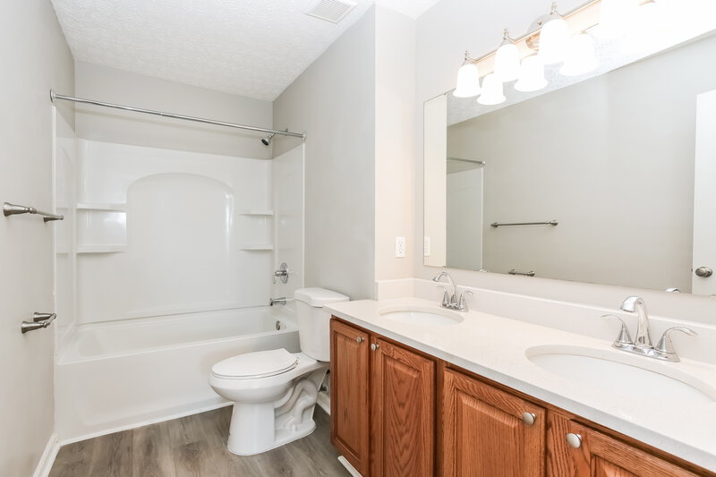 2,395/Mo, 1035 Drayson Dr Galloway, OH 43119 Main Bathroom View