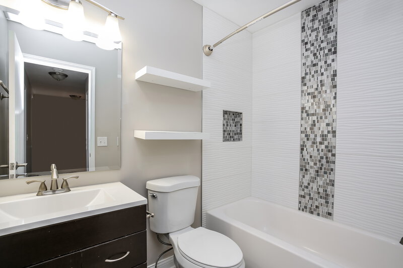 2,375/Mo, 121 Welshmore Dr Galloway, OH 43119 Main Bathroom View