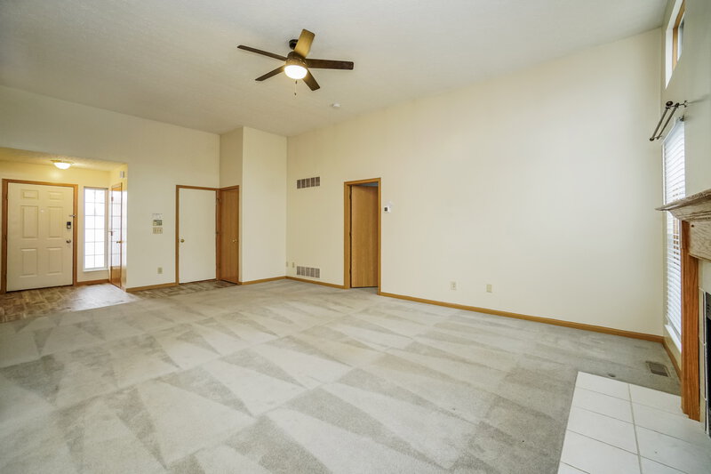 2,140/Mo, 5764 Blanton Park Dr Galloway, OH 43119 Living Room View 2