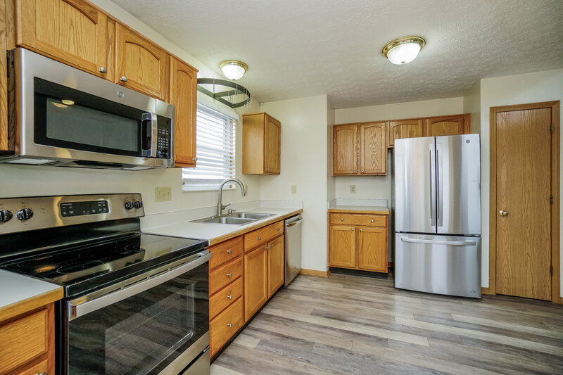 2,140/Mo, 5764 Blanton Park Dr Galloway, OH 43119 Kitchen View 3