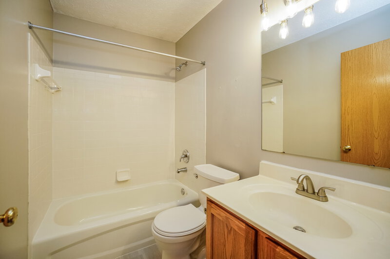 2,140/Mo, 5764 Blanton Park Dr Galloway, OH 43119 Bathroom View