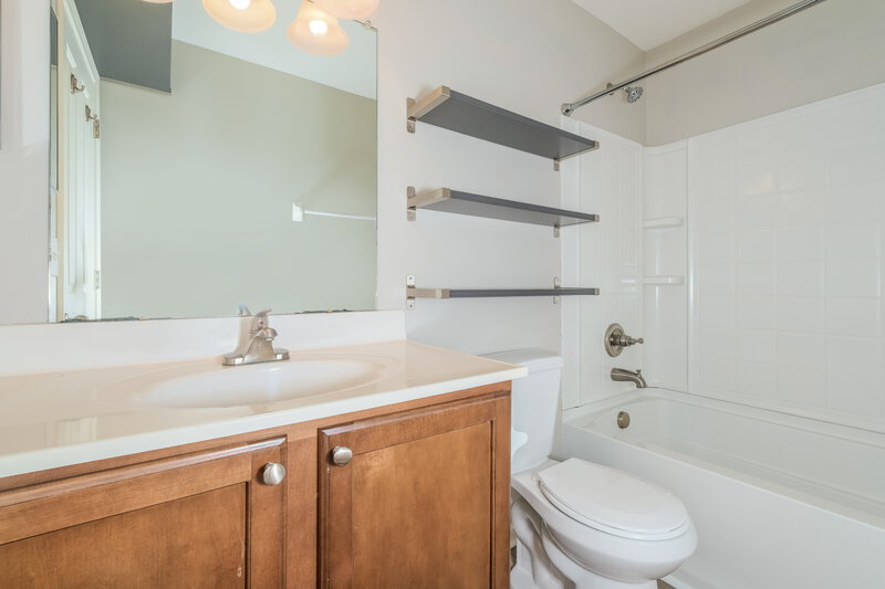 2,370/Mo, 6137 Prairiefire Ave Columbus, OH 43230 Main Bathroom View