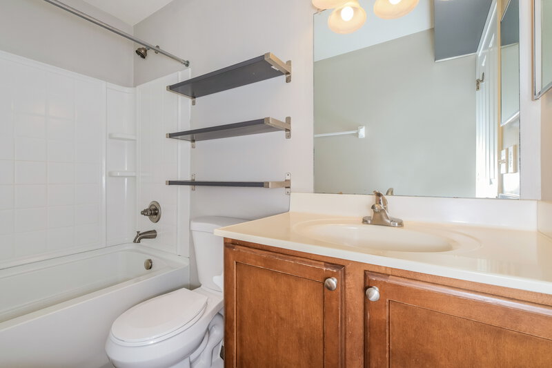 2,370/Mo, 6137 Prairiefire Ave Columbus, OH 43230 Bathroom View