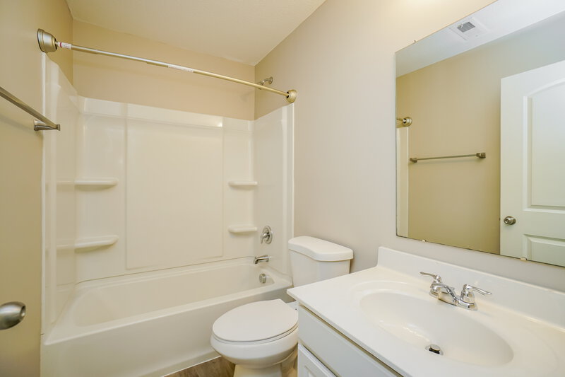 1,635/Mo, 5622 Alliance Way Columbus, OH 43228 Main Bathroom View