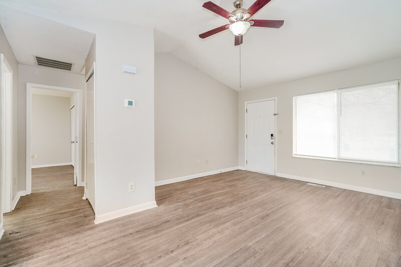 1,825/Mo, 3117 Falcon Bridge Dr Columbus, OH 43232 Living Room View 2