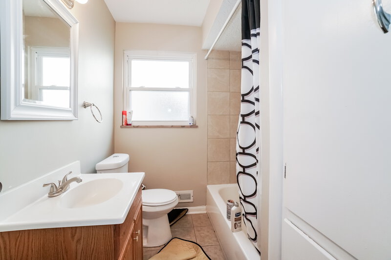 1,980/Mo, 778 Joyful St Columbus, OH 43204 Master Bathroom View