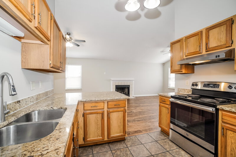 1,880/Mo, 3428 Oak Bend Blvd Canal Winchester, OH 43110 Kitchen View 3