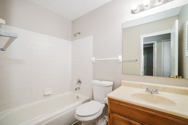 1,880/Mo, 3428 Oak Bend Blvd Canal Winchester, OH 43110 Main Bathroom View