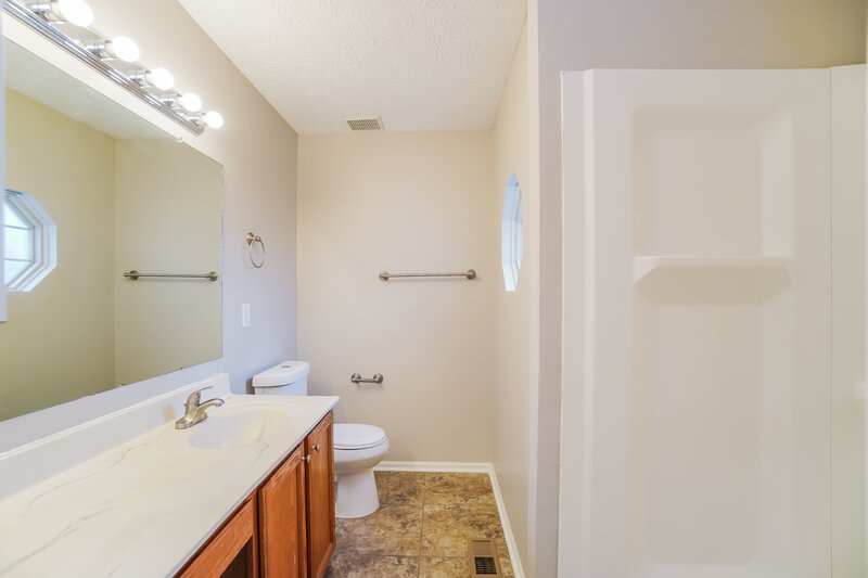 2,035/Mo, 820 Windy Hill Ln Galloway, OH 43119 Main Bathroom View