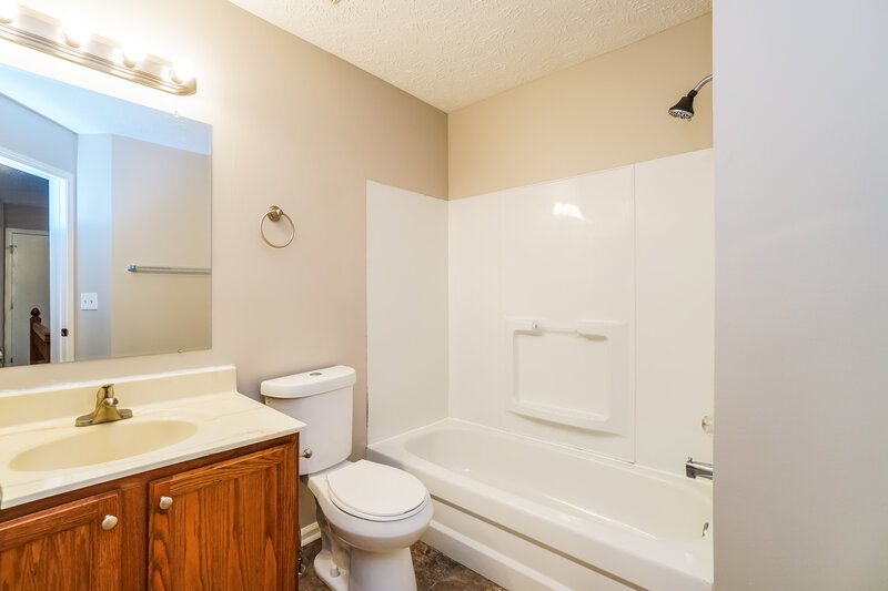 2,035/Mo, 820 Windy Hill Ln Galloway, OH 43119 Bathroom View