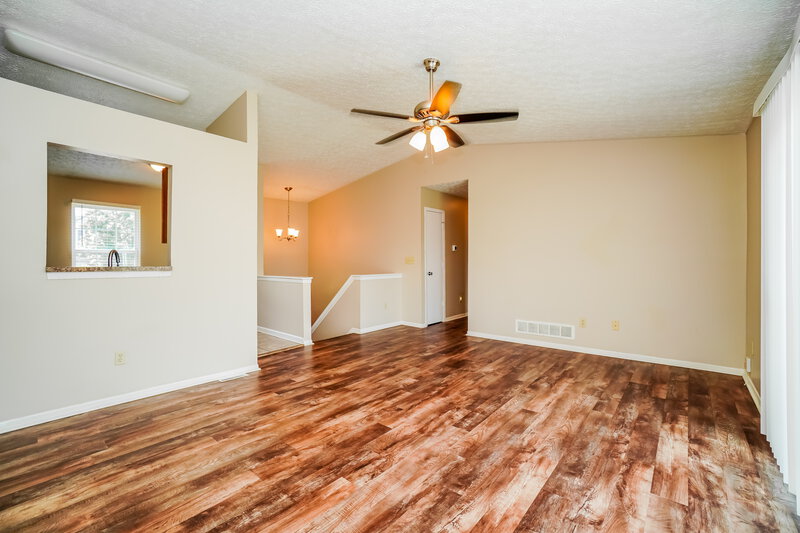 1,955/Mo, 3484 Westerville Woods Dr Columbus, OH 43231 Living Room View 2