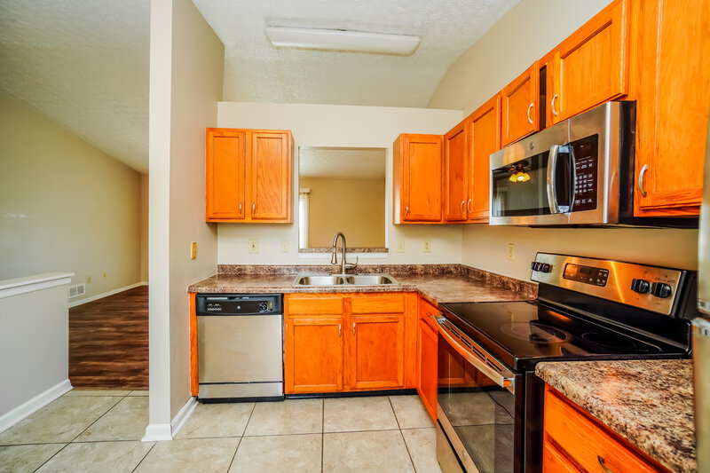 1,955/Mo, 3484 Westerville Woods Dr Columbus, OH 43231 Kitchen View 2