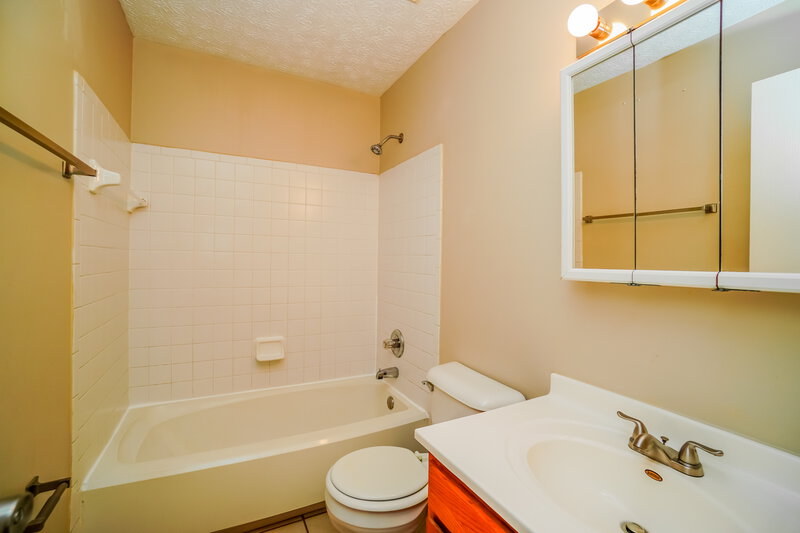 1,955/Mo, 3484 Westerville Woods Dr Columbus, OH 43231 Main Bathroom View