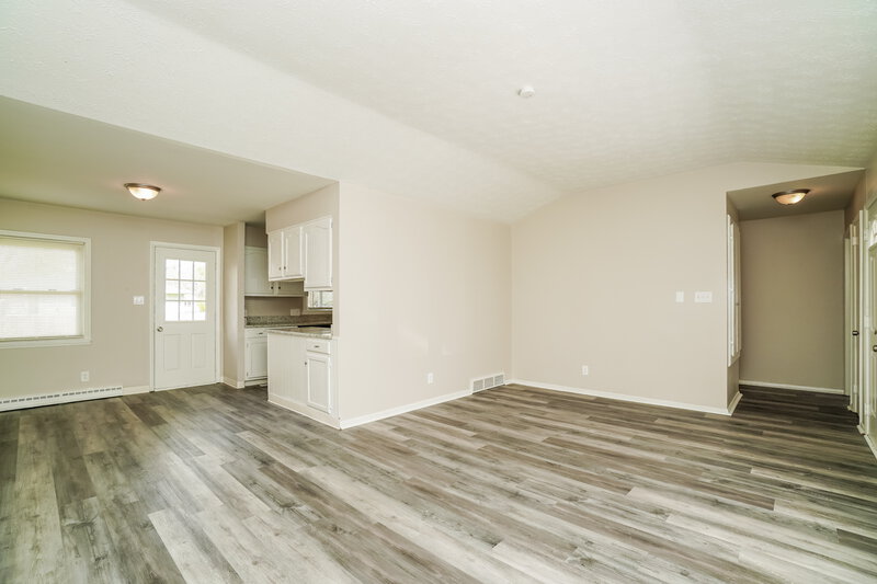 1,835/Mo, 391 Whitehall Dr Whitehall, OH 43213 Living Room View 3