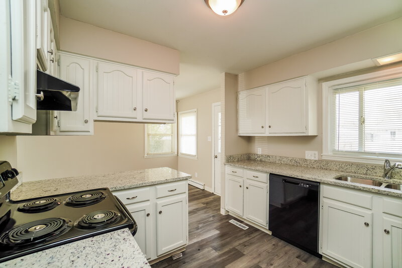 1,835/Mo, 391 Whitehall Dr Whitehall, OH 43213 Kitchen View 2