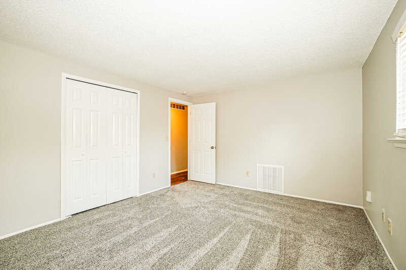 1,955/Mo, 5362 Bleaker Ave Columbus, OH 43232 Main Bedroom View 2