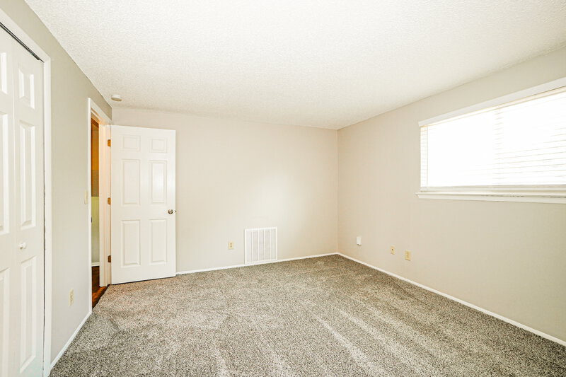 1,955/Mo, 5362 Bleaker Ave Columbus, OH 43232 Main Bedroom View 3