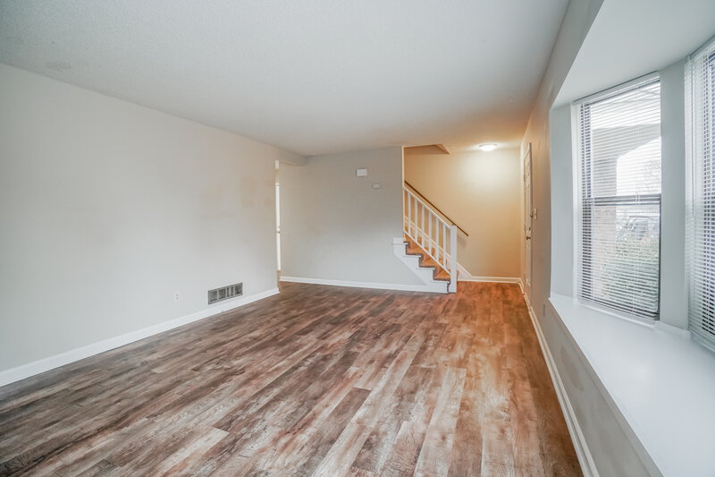 2,280/Mo, 2672 Lynnmore Dr Columbus, OH 43235 Living Room View 3