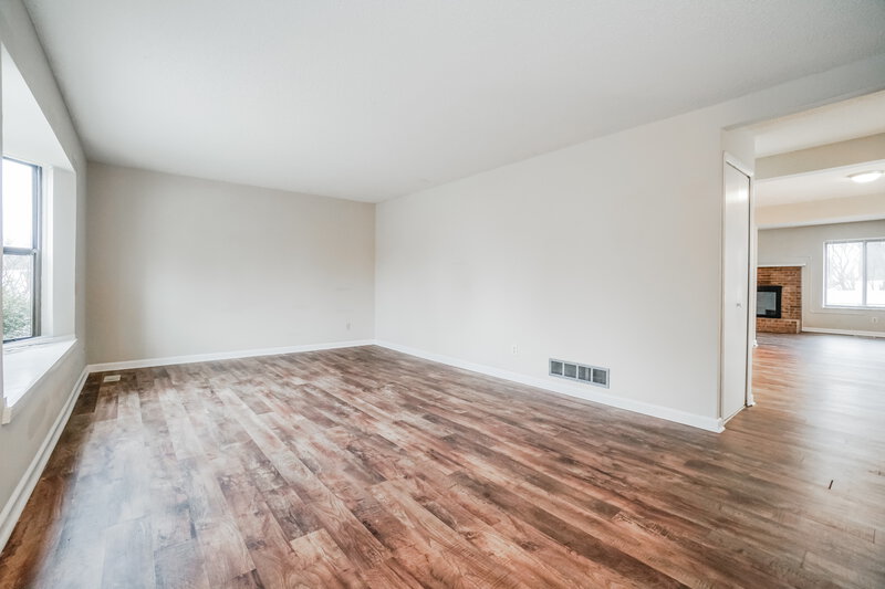 2,280/Mo, 2672 Lynnmore Dr Columbus, OH 43235 Living Room View 4