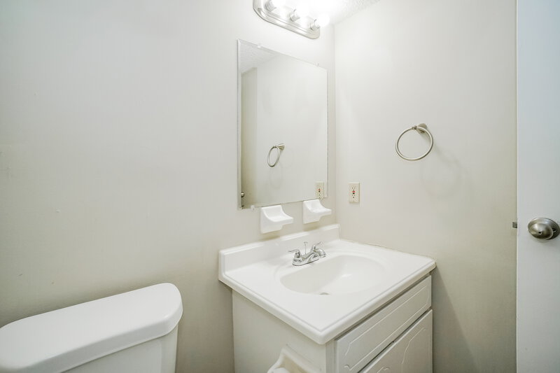 2,280/Mo, 2672 Lynnmore Dr Columbus, OH 43235 Powder Room View