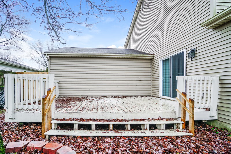 2,280/Mo, 2672 Lynnmore Dr Columbus, OH 43235 Deck View