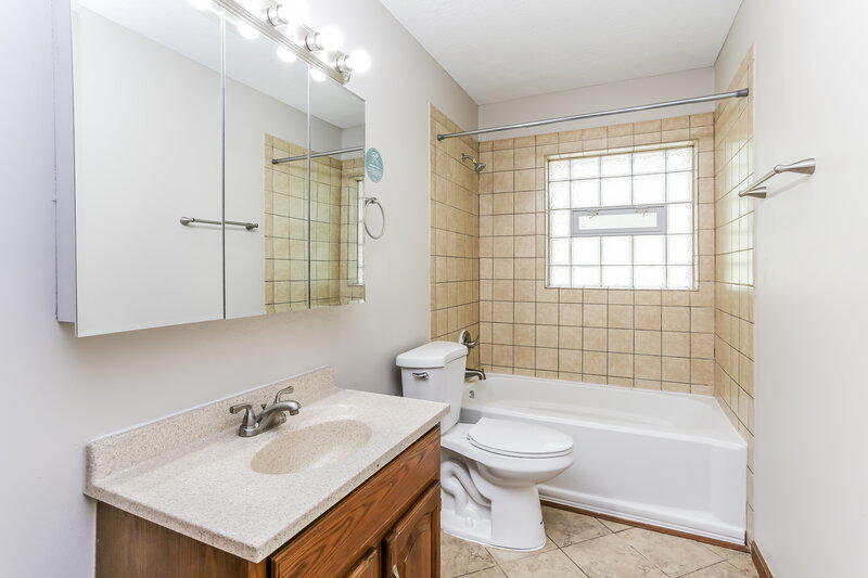 2,665/Mo, 4745 Summit Rd SW Pataskala, OH 43062 Bathroom View