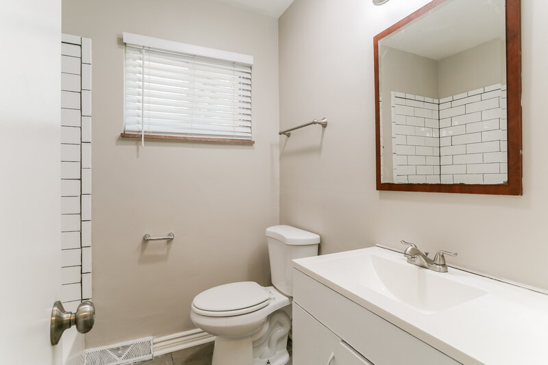 1,655/Mo, 53 Fernhill Ave Columbus, OH 43228 Bathroom View