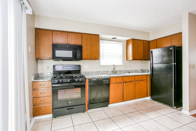 1,890/Mo, 1262 Treehaven Ln Columbus, OH 43204 Kitchen View 2