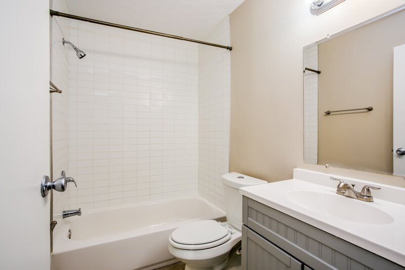 1,890/Mo, 1262 Treehaven Ln Columbus, OH 43204 Main Bathroom View