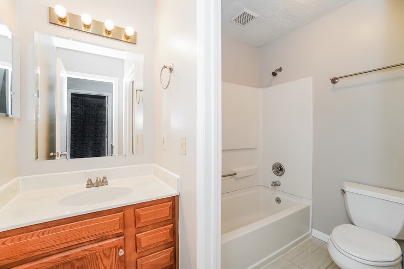 2,050/Mo, 8060 Crete Ln Columbus, OH 43004 Main Bathroom View