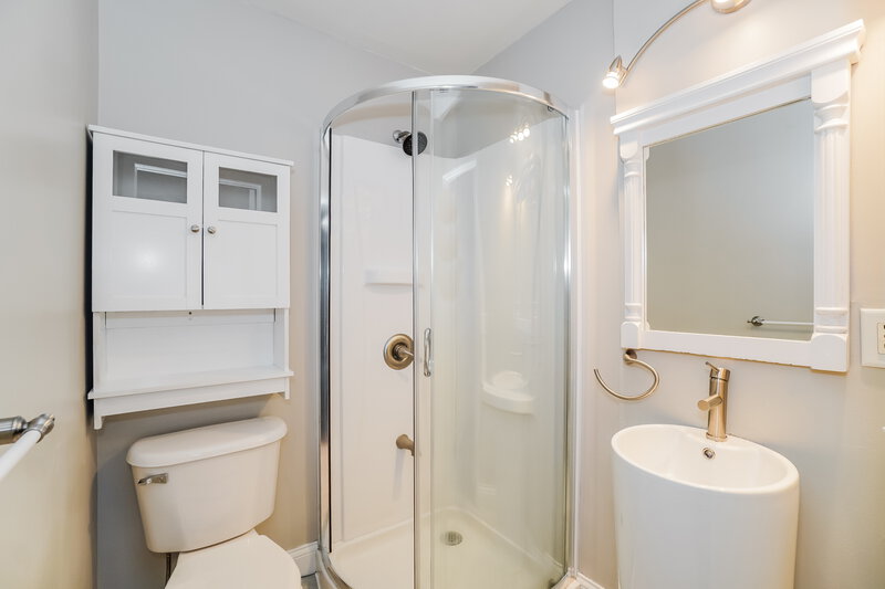 2,050/Mo, 8060 Crete Ln Columbus, OH 43004 Bathroom View