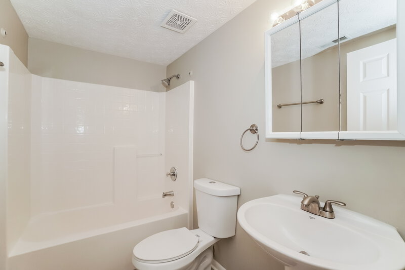 1,995/Mo, 969 Meadow Downs Trl Galloway, OH 43119 Bathroom View 2