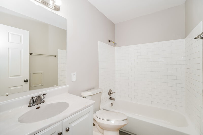 1,695/Mo, 1664 Calgary Dr Columbus, OH 43229 Main Bathroom View