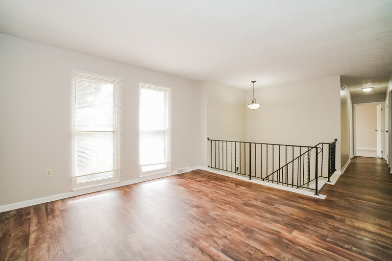2,350/Mo, 713 Hubbard Rd Galloway, OH 43119 Living Room View 2
