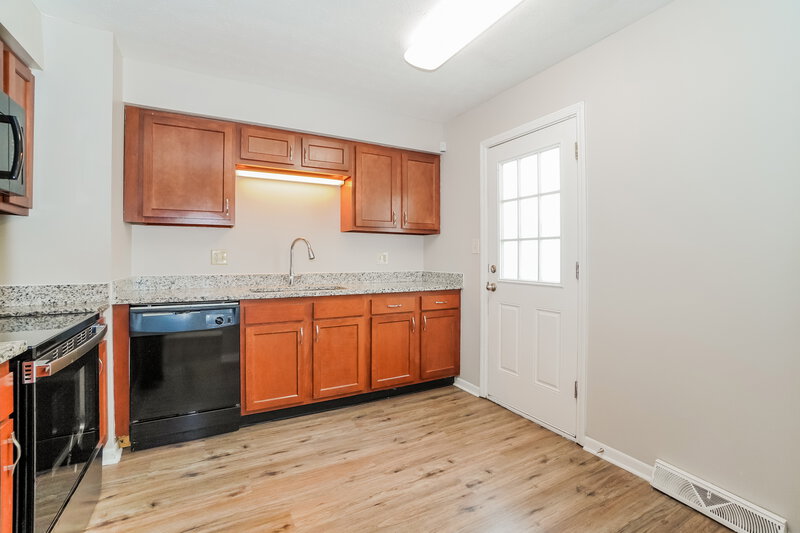 2,350/Mo, 713 Hubbard Rd Galloway, OH 43119 Kitchen View